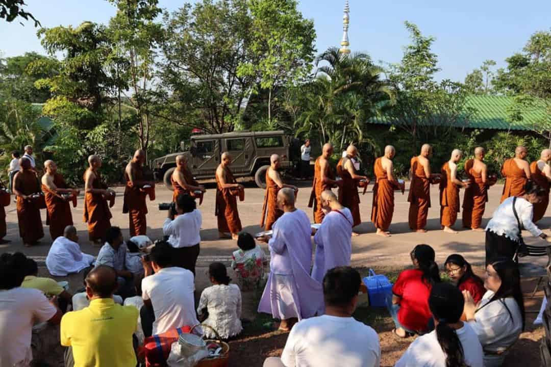 พระบวชใหม่เรียงแถวบิณฑบาต