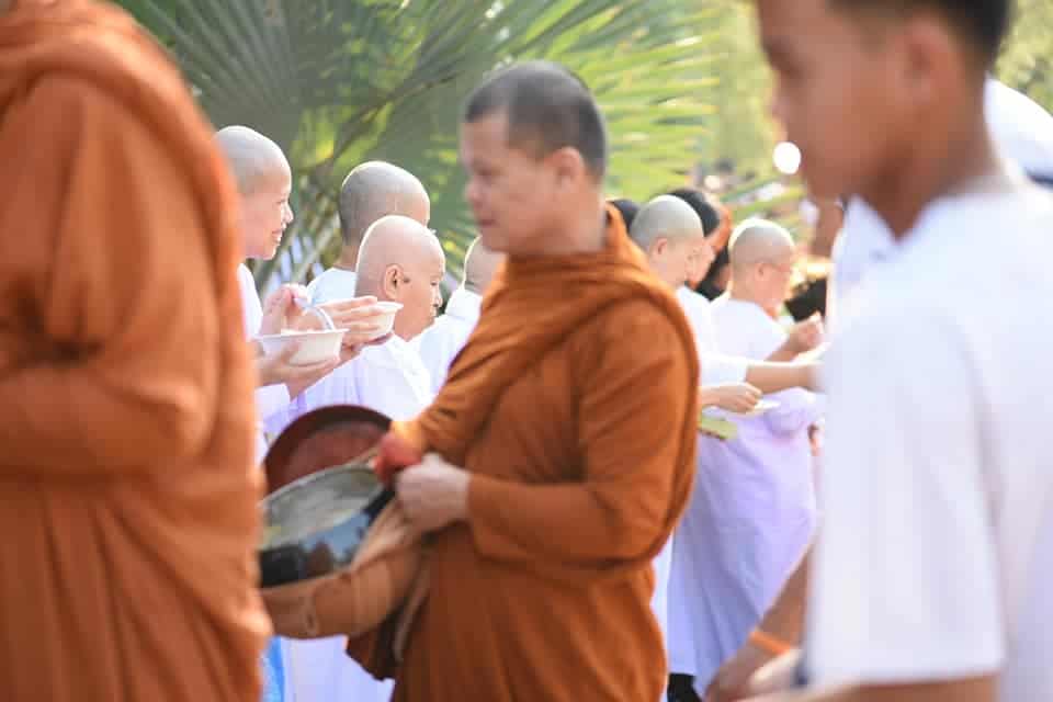 พระอาจารย์โสภา สมโณ ออกรับบิณฑบาต