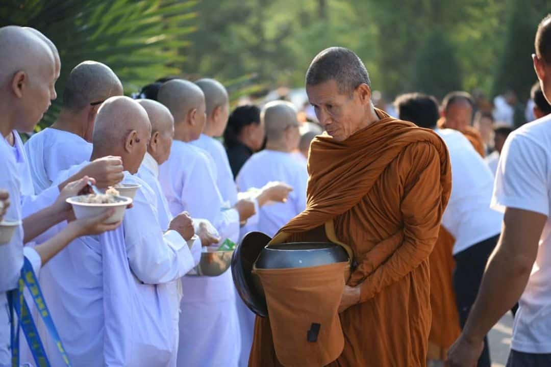 พระวินัยโมลีออกรับบิณฑบาต