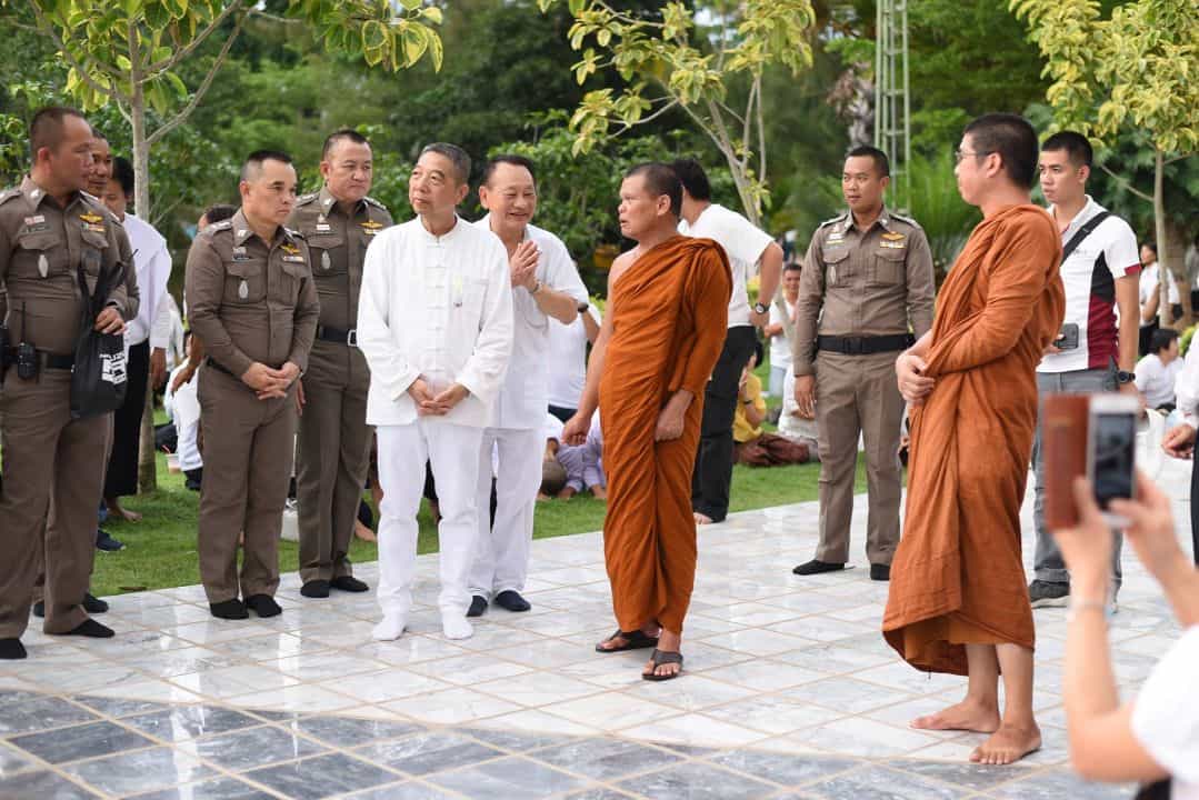 พระอาจารย์โสภา สมโณ กับเจ้าหน้าที่ตำรวจ
