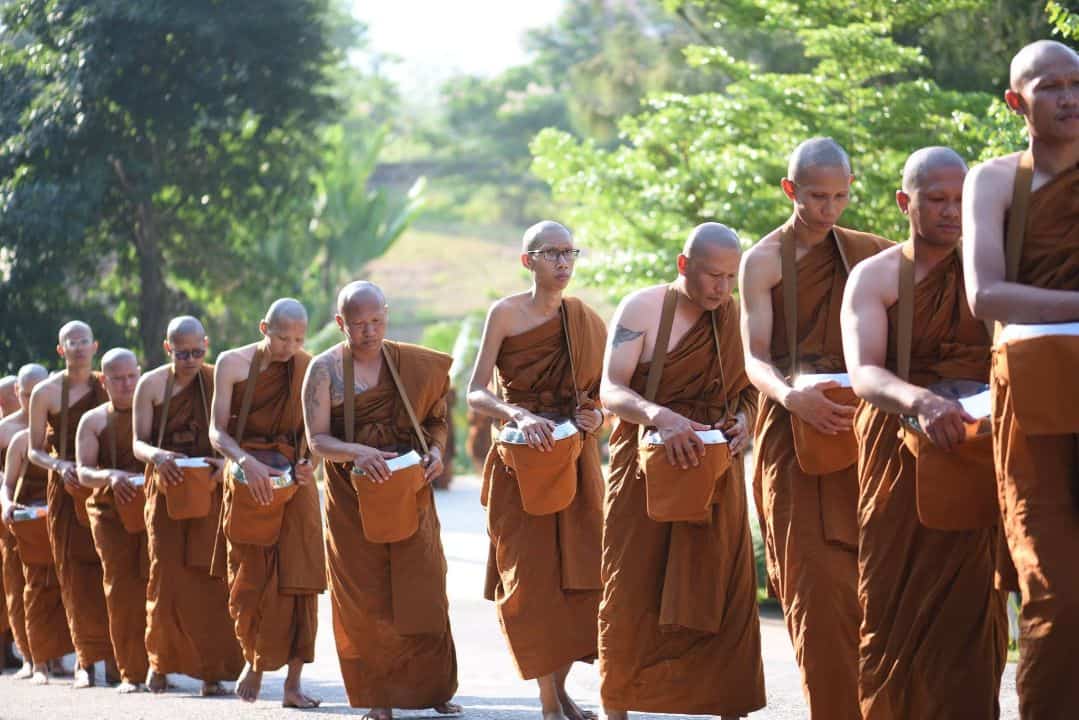 ศรัทธาสาธุชนร่วมใส่บาตรพระสงฆ์บวชใหม่