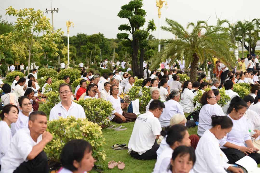 ญาติโยมและสาธุชนหลั่งไหลมาร่วมงาน