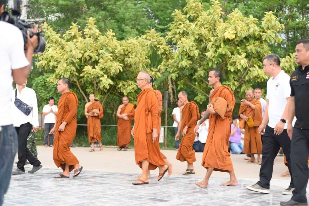 องค์หลวงปู่ทุยเดินขึ้นไปชมภายในพระมหาเจดีย์