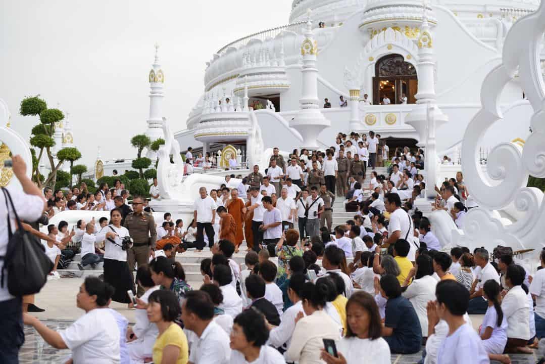 องค์หลวงปู่ทุยเดินลงจากพระมหาเจดีย์
