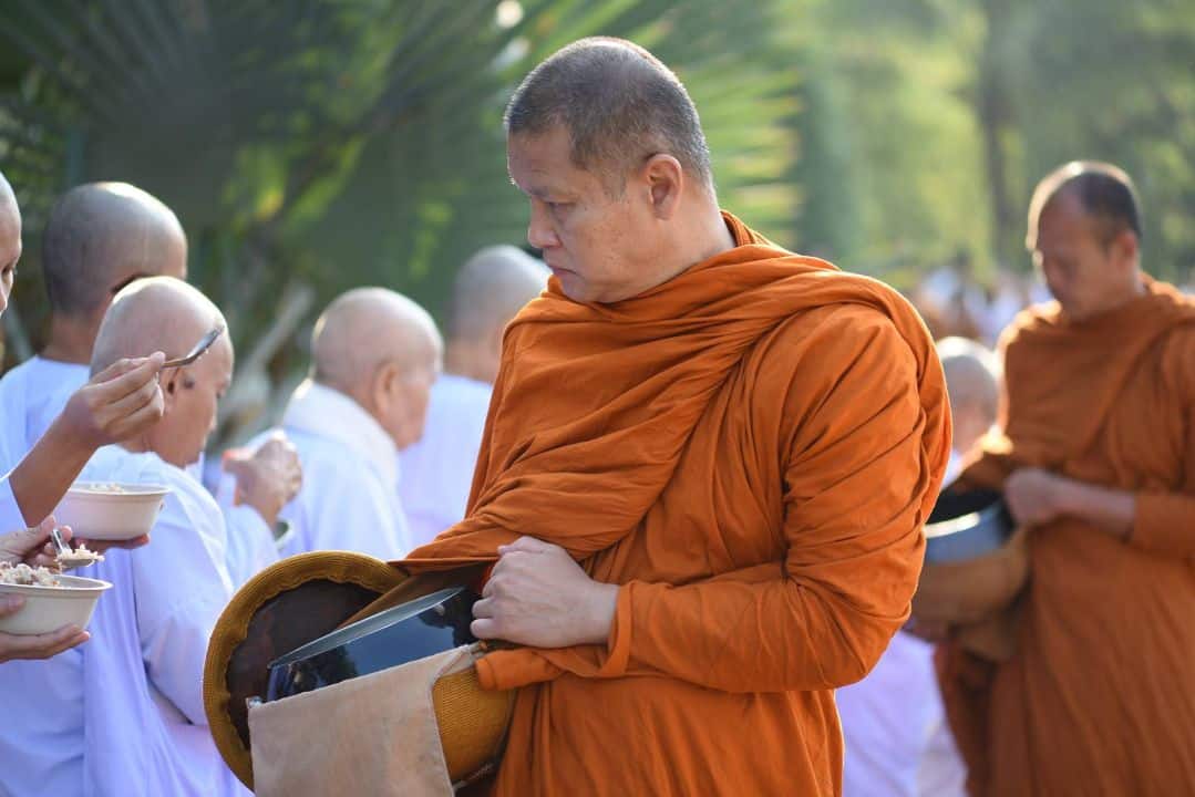 พระครูสุทธิญาณโสภณ ออกรับบิณฑบาต