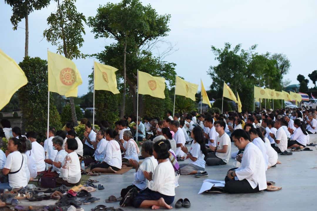 สาธุชนประนมมือในระหว่างพิธีเปิดป้าย