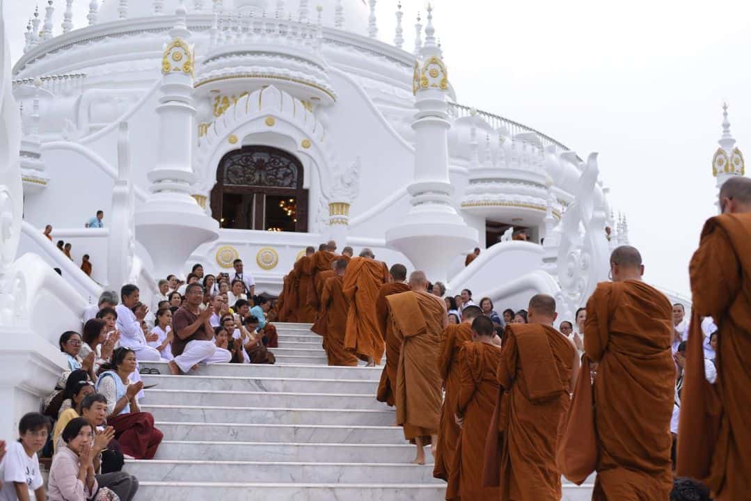 พระเณรบวชใหม่มากมายเพื่อบูชาคุณองค์หลวงตามหาบัว