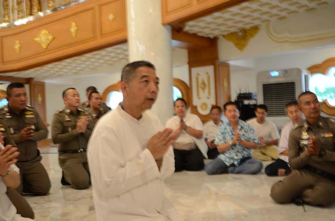 คณะตำรวจและสาธุชนร่วมสวดมนต์ในพิธี