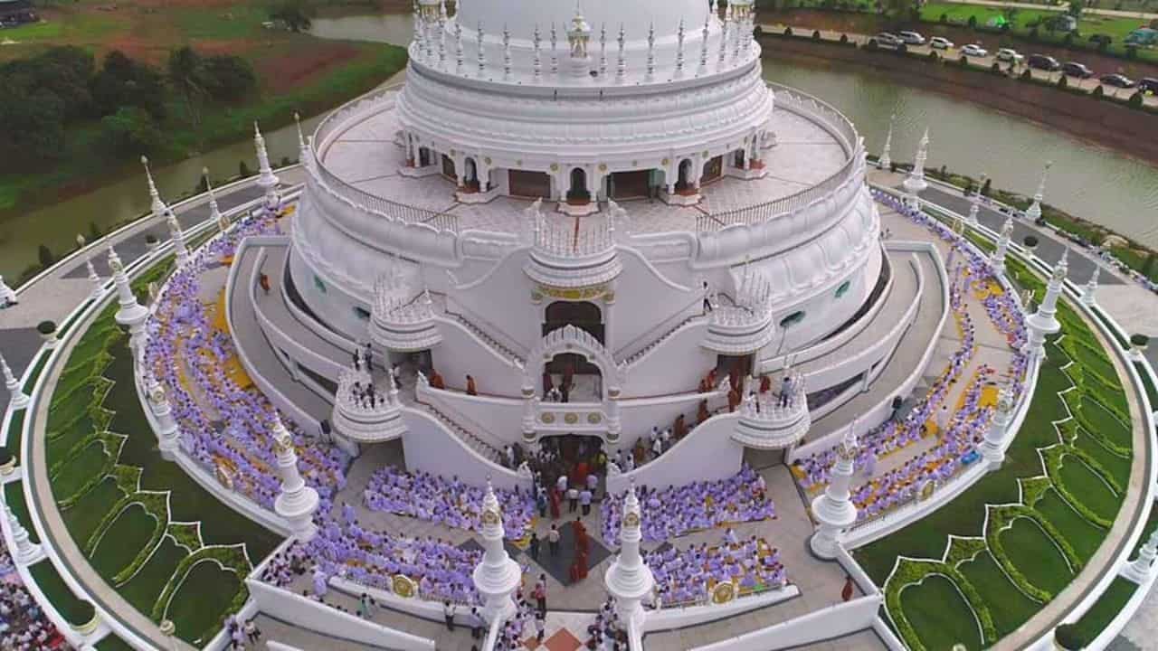 คณะสงฆ์และแม่ชีนั่งปฏิบัติธรรมเต็มพระมหาเจดีย์