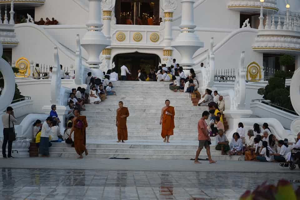 พระสงฆ์และพระบวชใหม่เดินลงจากพระมหาเจดีย์