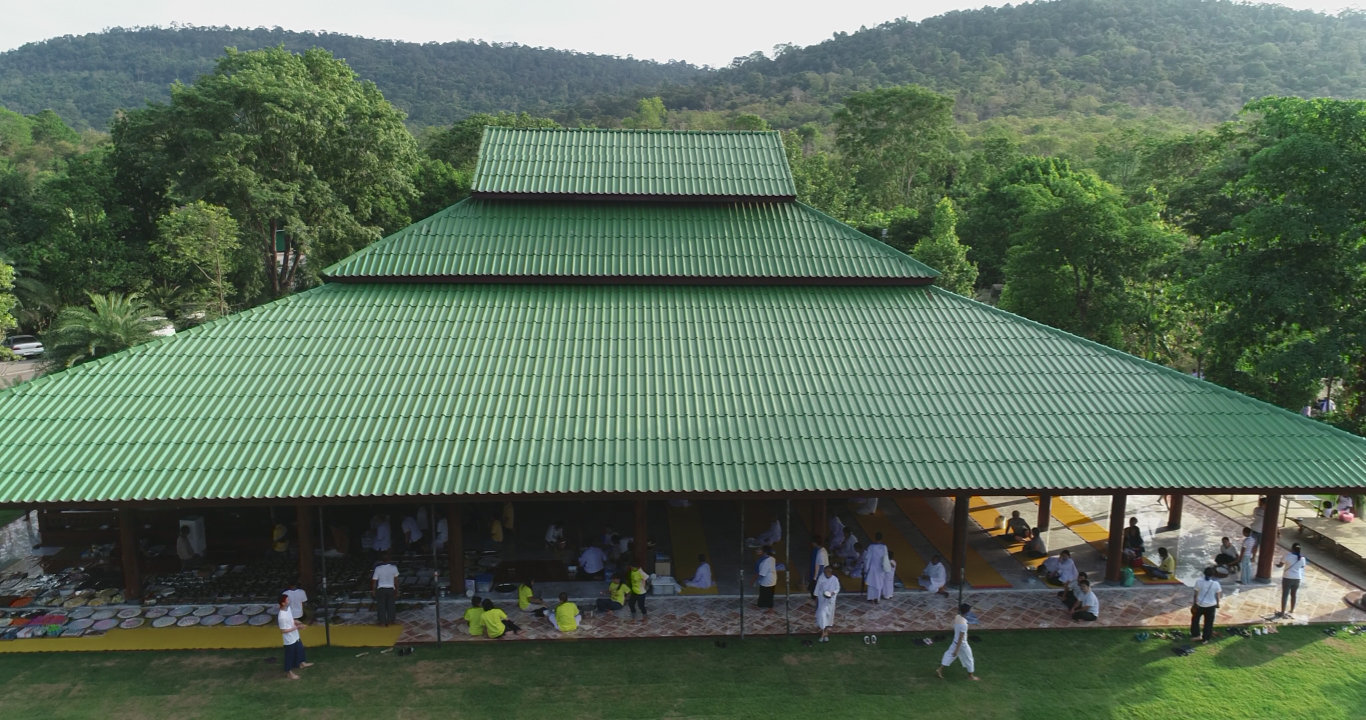 ศาลาวัดแสงธรรมวังเขาเขียว ด้านหลังมีภูเขาใหญ่ ๒ ลูก