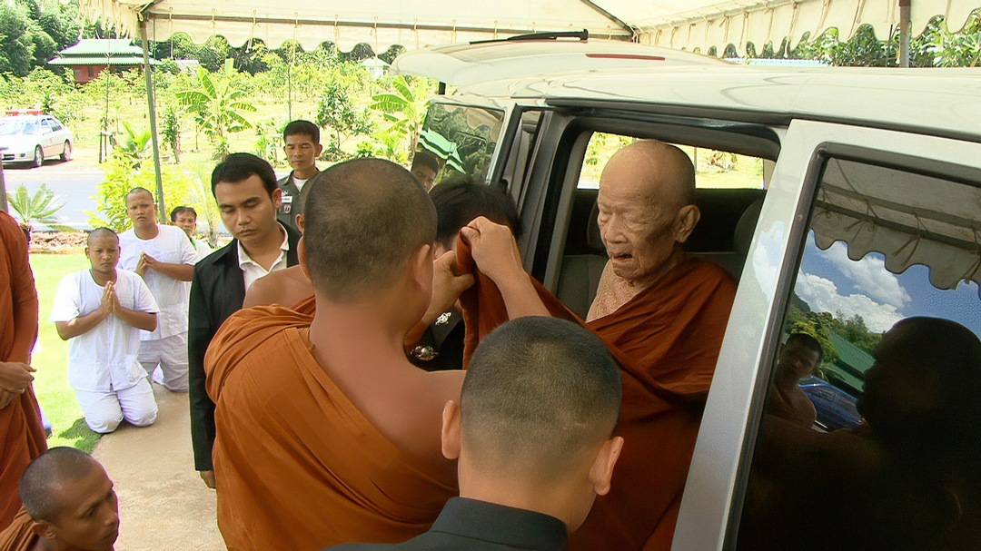 หลวงตาเมตตาเดินทางมา