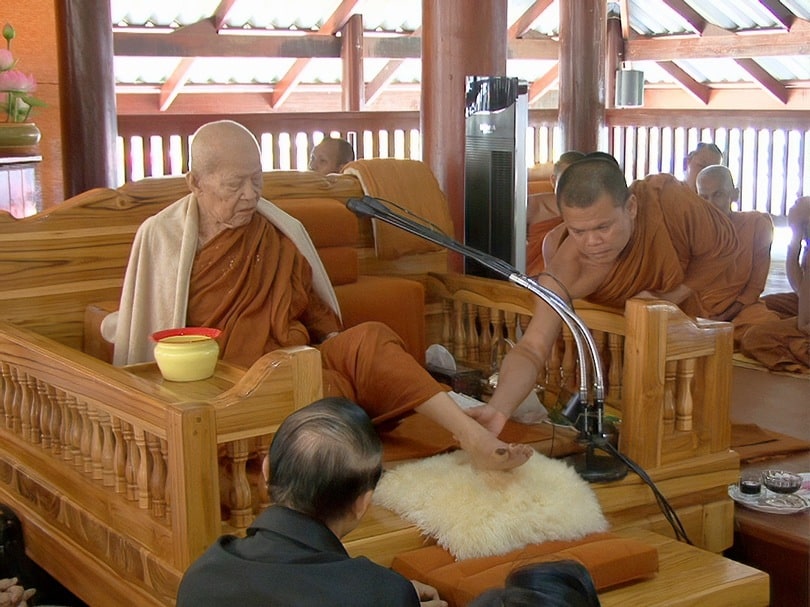หลวงตาเมตตาเดินทางมา