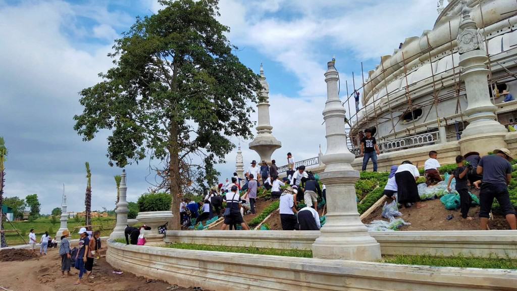 ญาติโยมช่วยกันปลูกต้นไม้