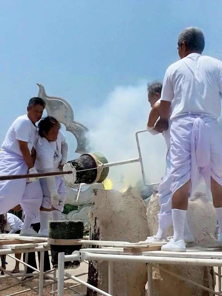 ช่างหลอมช่วยกันหลอม