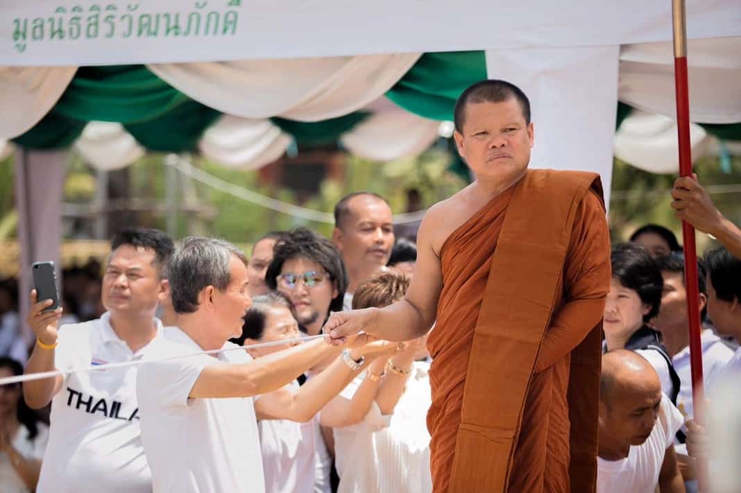 พระอาจารย์โสภา สมโณนำพาหล่อธรรมจักร