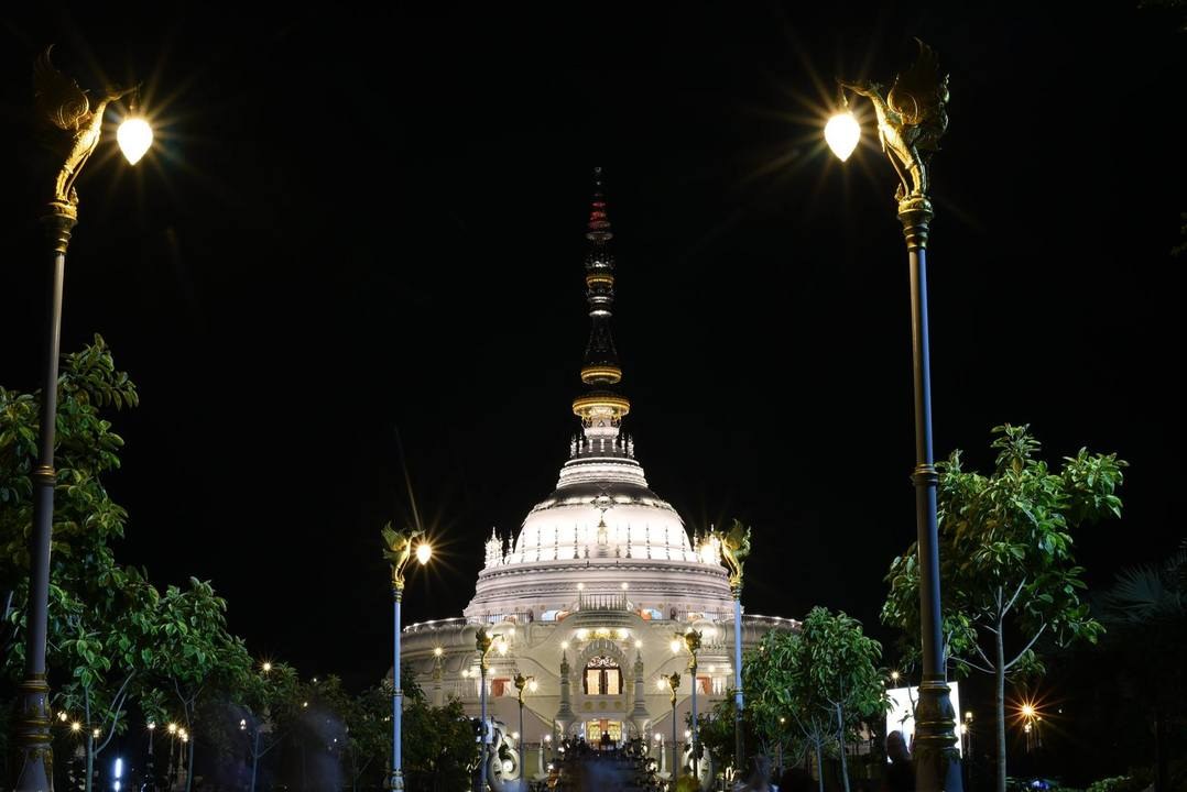 ทัศนียภาพเจดีย์และวัดแสงธรรมวังเขาเขียว