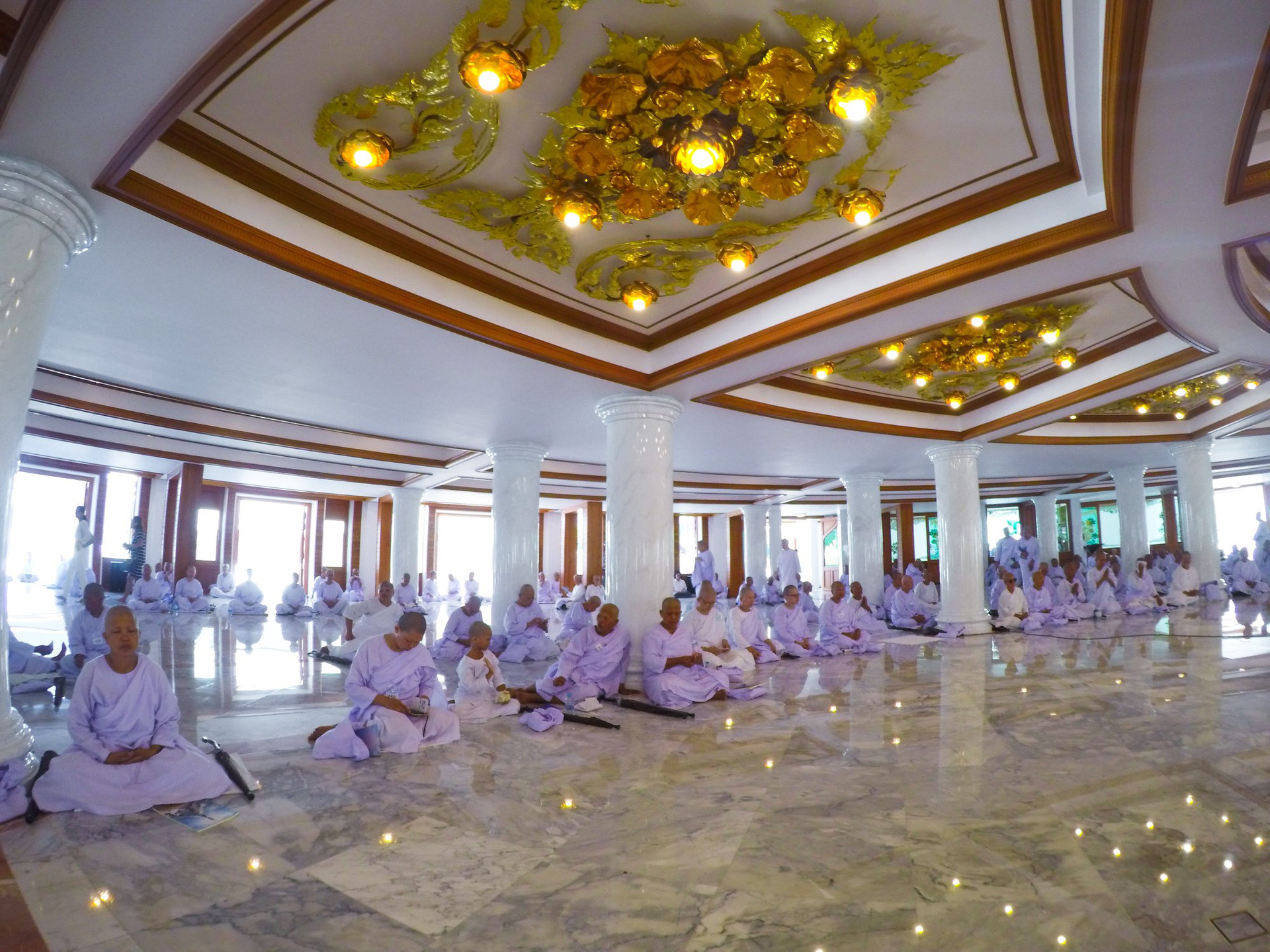โถงปฏิบัติธรรมชั้น ๑