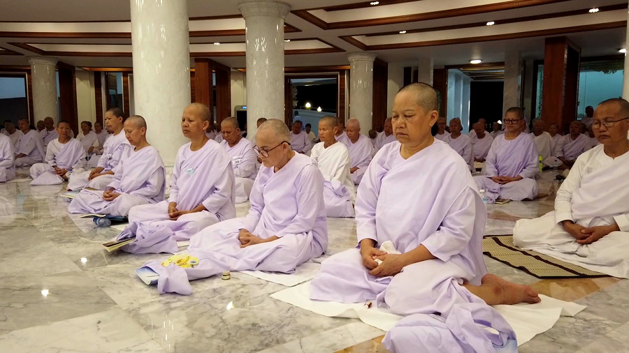 คณะแม่ชีสำรวมจิตฟังธรรม