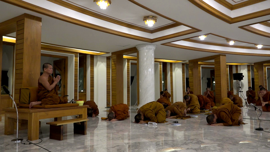 พระสงฆ์กราบคารวะ