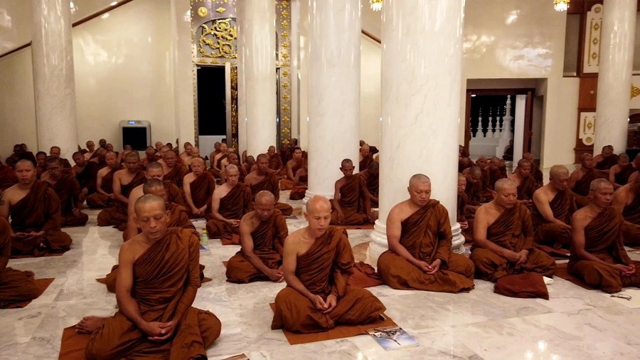 พระสงฆ์นั่งฟังธรรม