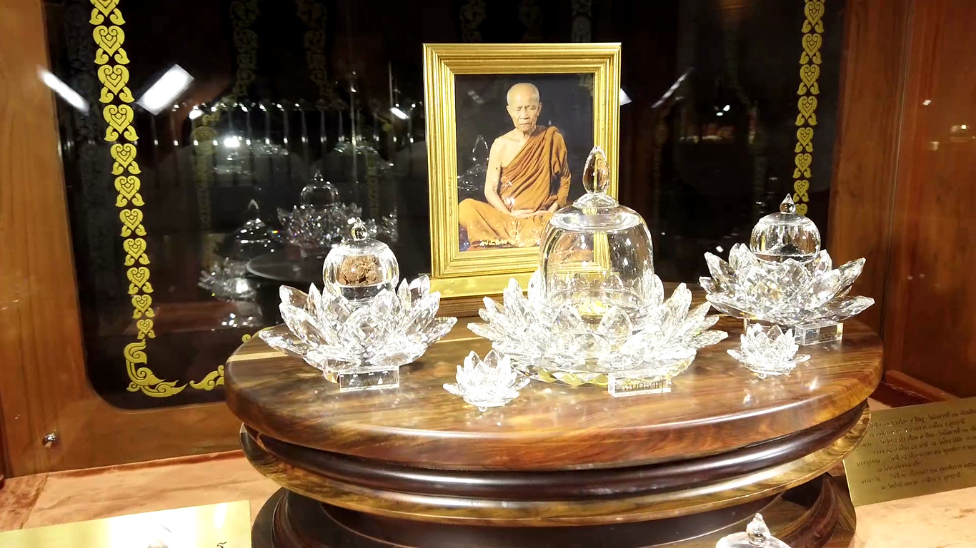 พระธาตุองค์หลวงตามหาบัว